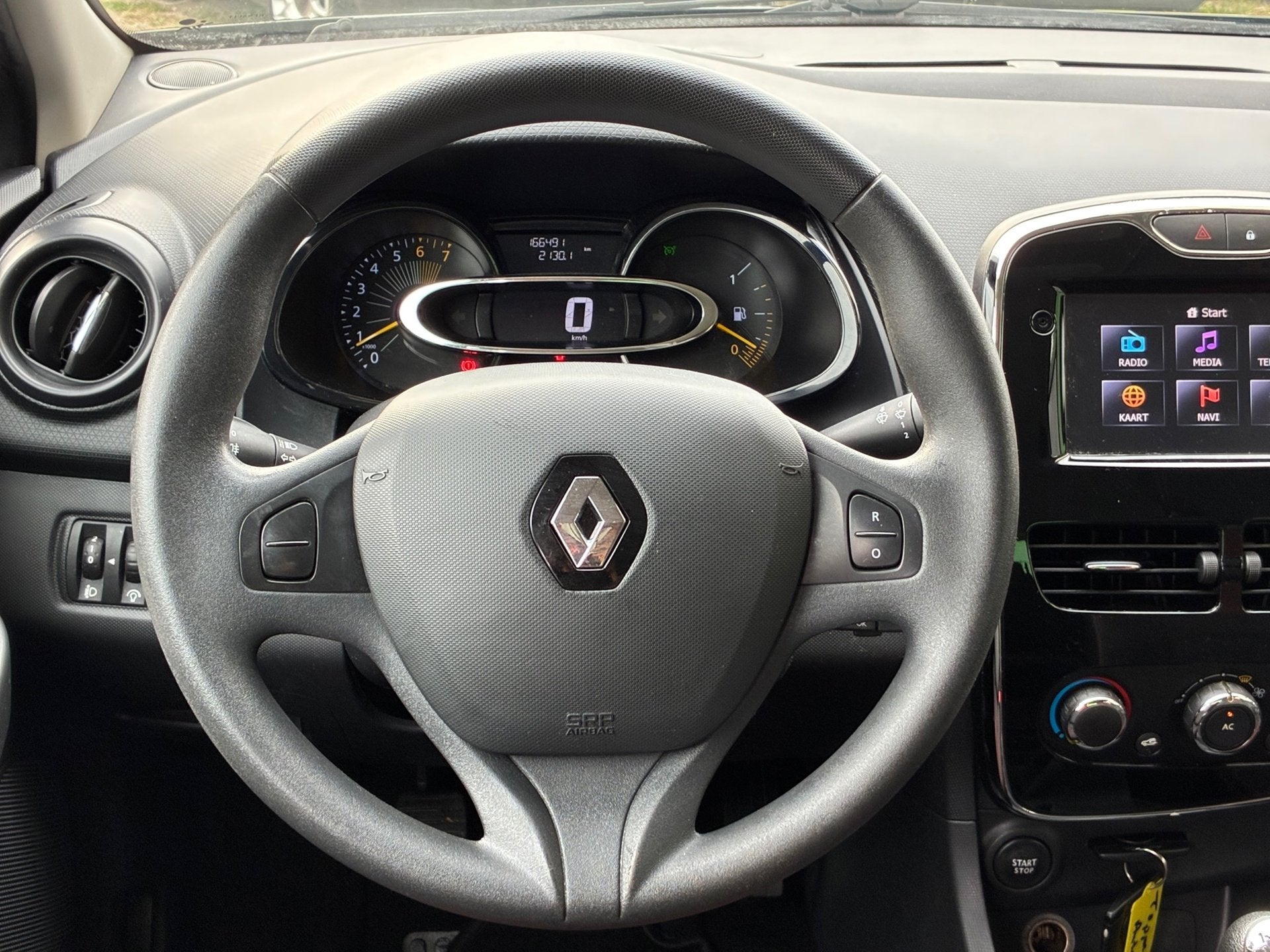 Renault Clio 1.2 Collection|1e Eigenaar|Navigatie|CruiseCont, Auto's, Renault, Voorwielaandrijving, Euro 5, Gebruikt, Multifunctioneel stuurwiel