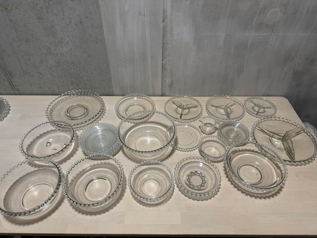 Grote collectie glazen schalen en borden met parelrand, Ophalen