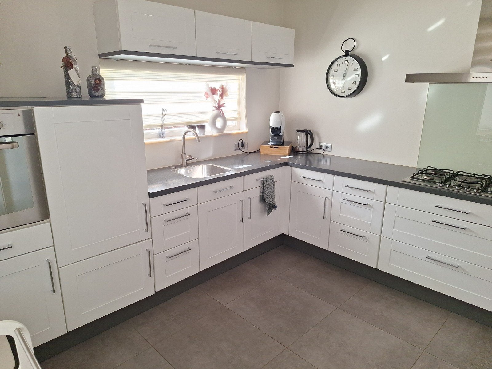 Moderne hoekkeuken met inbouwapparatuur, Ophalen, Gebruikt, Overige materialen, Wit