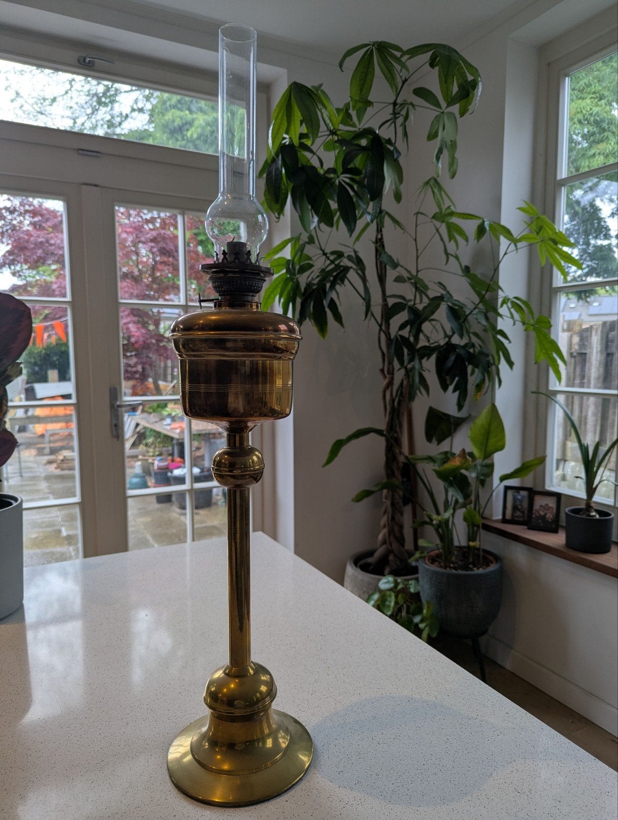Antieke Messing Petroleumlamp met Glazen Kap, Ophalen of Verzenden