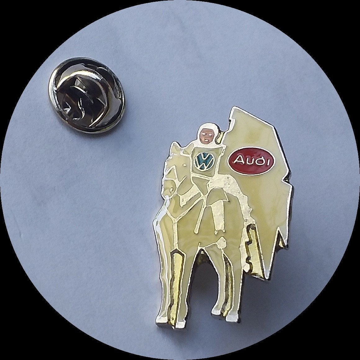 AUDI/VOLKSWAGEN VAG pin, ridder, Ophalen of Verzenden, Zo goed als nieuw, Transport, Speldje of Pin