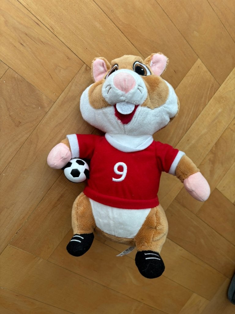Albert heijn hamster voetbal knuffel - rood shirt nr 9!, Hamster, Ophalen of Verzenden, Zo goed als nieuw, Middelgroot (20 tot 80 cm)