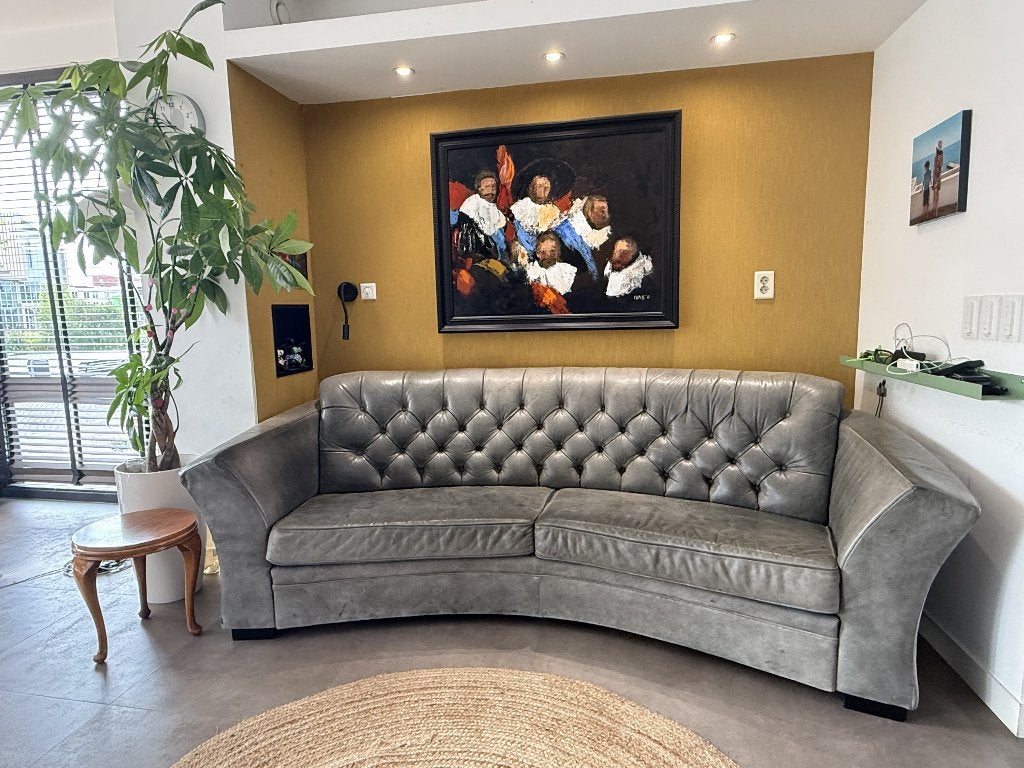 Leren (boog)bank met chesterfield-stijl, groengrijs, 3-zits, Huis en Inrichting, Banken | Bankstellen, Ophalen, Gebruikt, Chesterfield