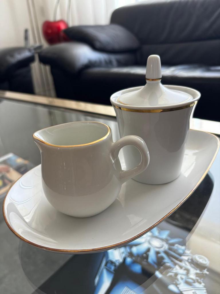 Te koop t.e.a.b: Mosa servies. Wit met goudkleurige rand., Huis en Inrichting, Keuken | Servies, Ophalen, Porselein, Overige stijlen