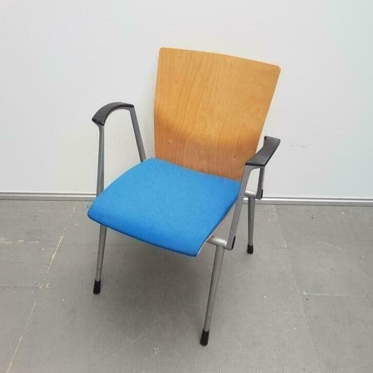 Ahrend houten eetkamerstoelen met blauwe stof en houten rug