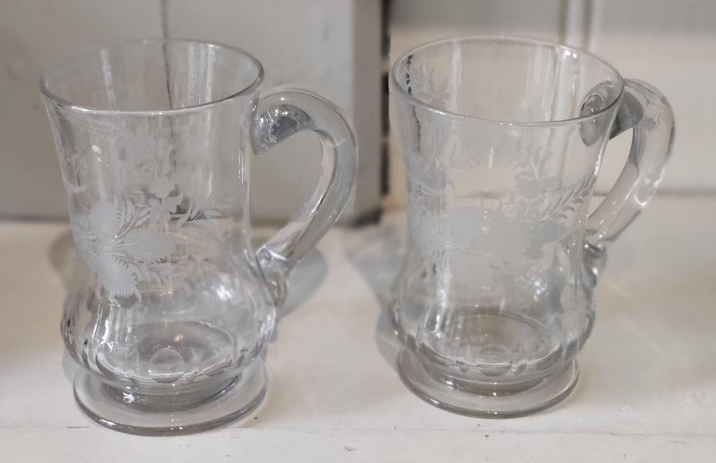 2 antieke gegraveerde glazen met oor, Ophalen of Verzenden