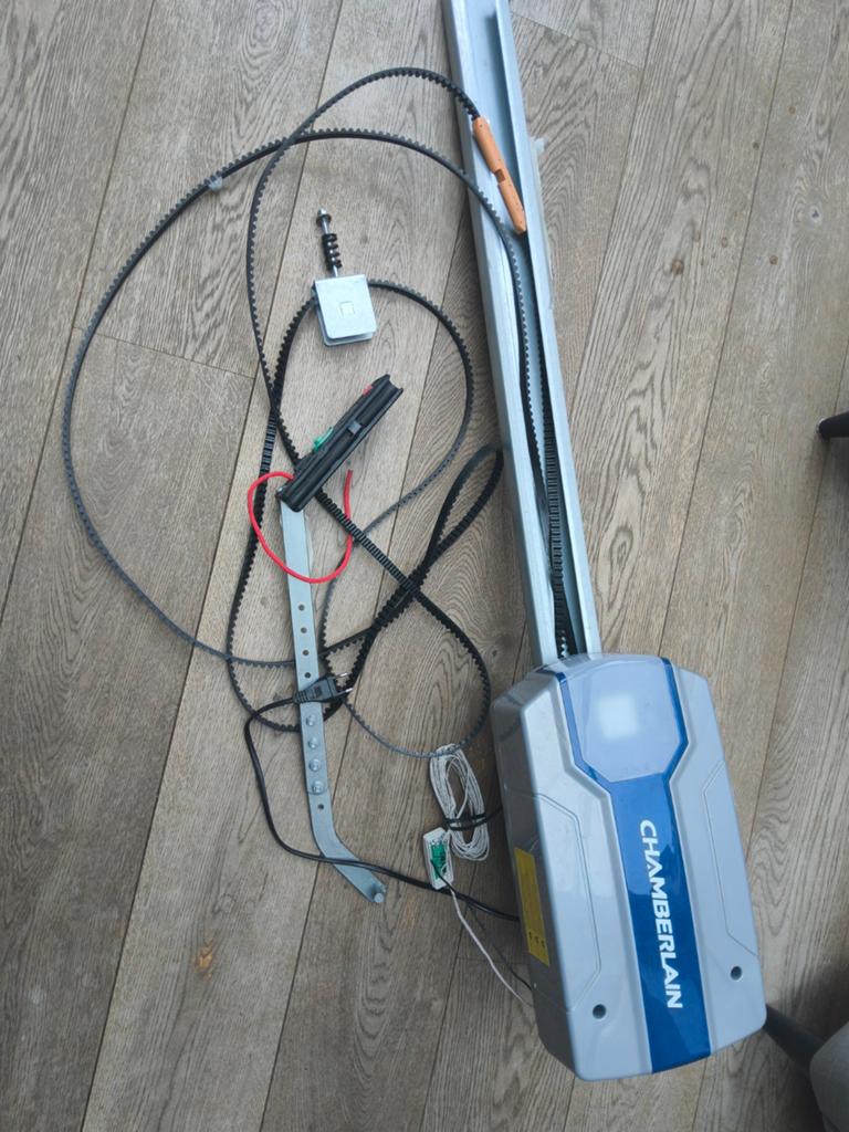 Chamberlain garagedeur opener 700N met 2x afstandbediening, Ophalen, Garagedeur, Zo goed als nieuw, Schuifdeur