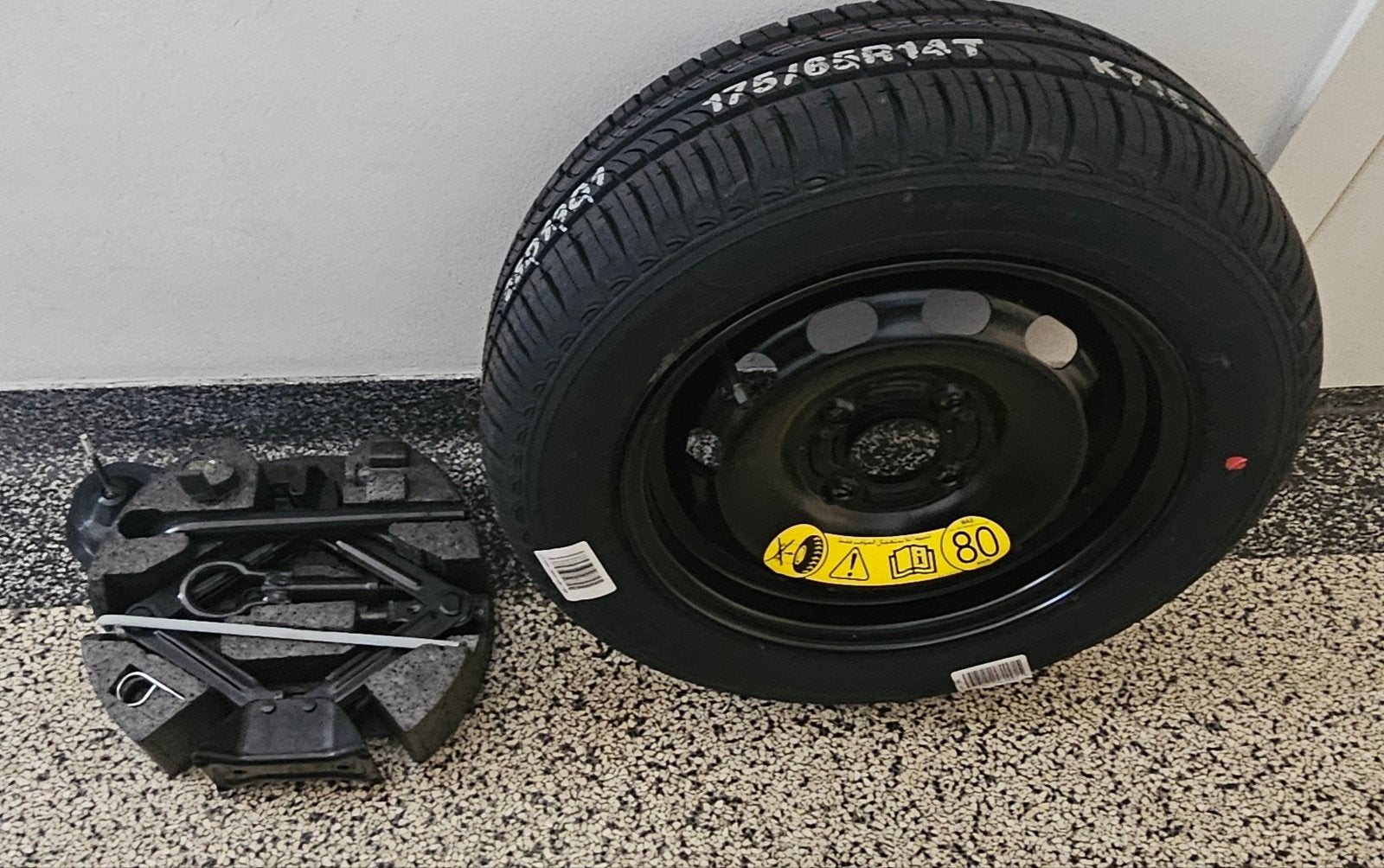 Nieuw reservewiel met krikset - 175/65R14T oa Fiesta 2008/17, Ophalen of Verzenden, Nieuw, Ford