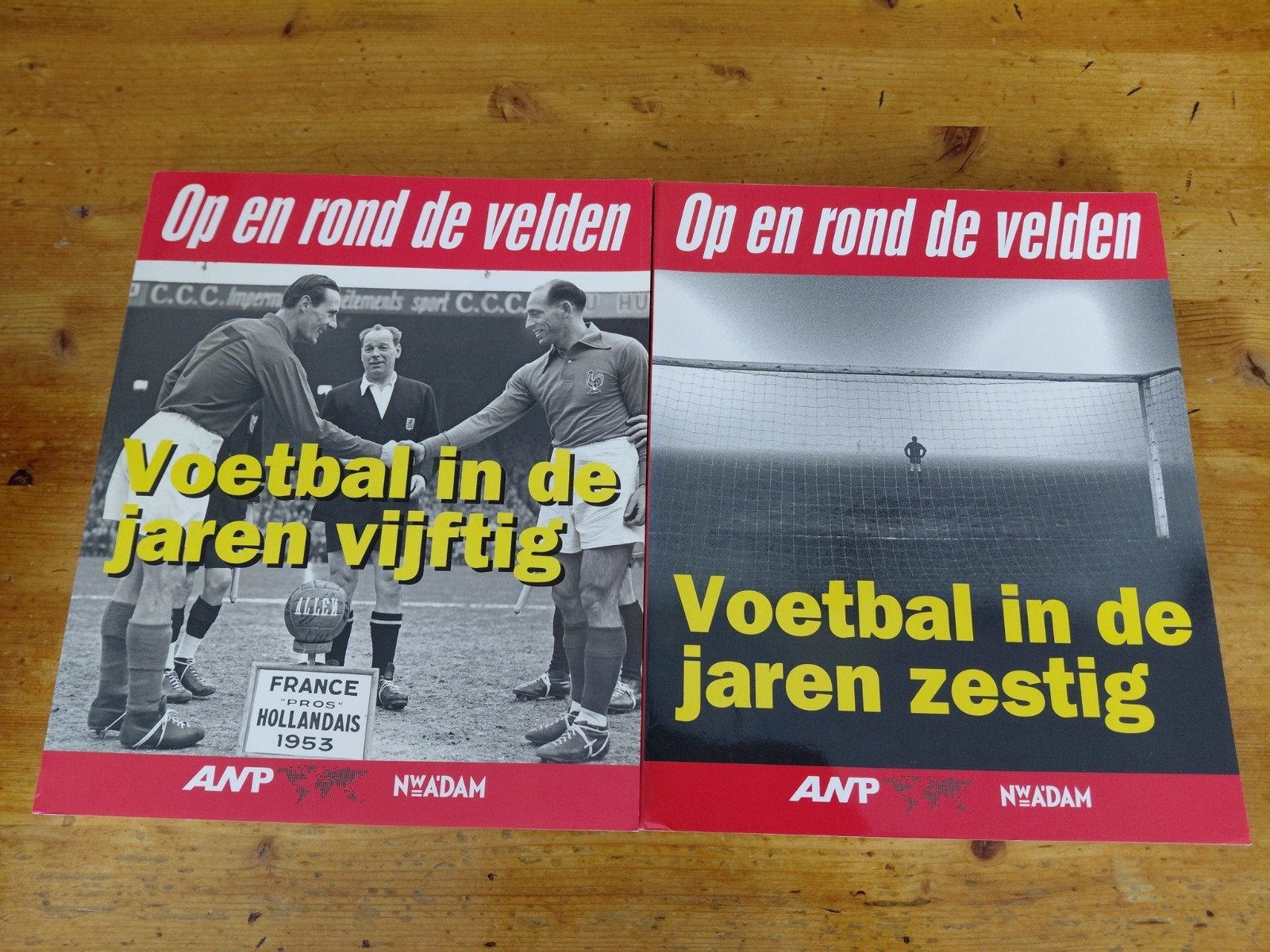 Op en rond de velden: Voetbal in de jaren vijftig & zestig, Ophalen of Verzenden, Balsport