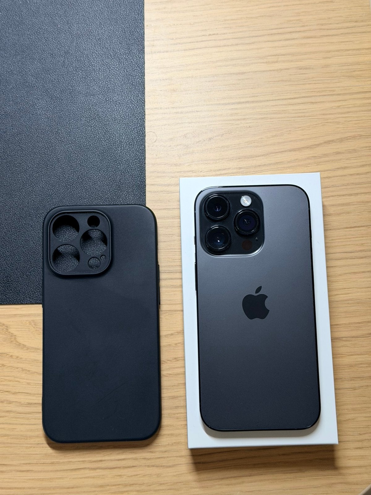 Foto 2 van Iphone 14 pro - 256 GB - Black - Hoesje
