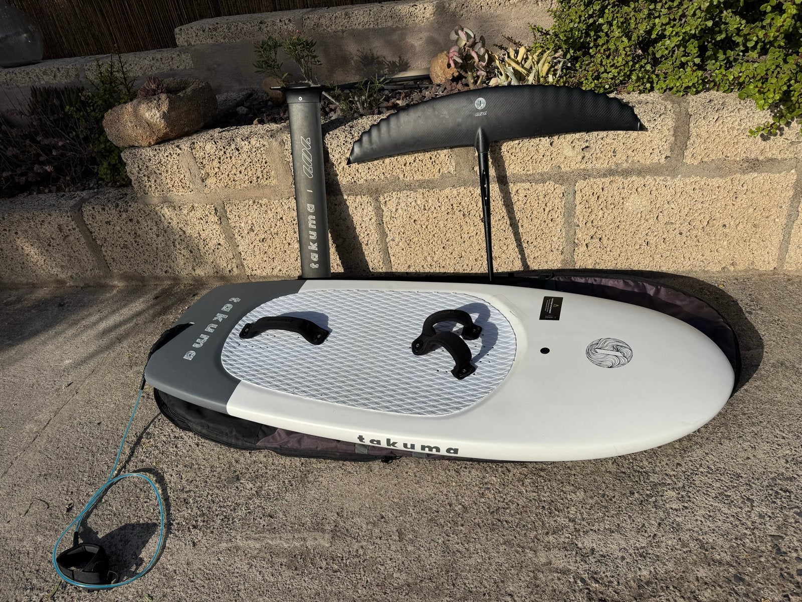 Takuma BK EBS 80L Wingfoilboard + Complete Kujira 1210 Foil, Ophalen of Verzenden, Zo goed als nieuw, Overige typen, Met koord