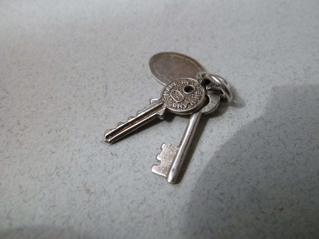 Oude bedel zilver Huissleutels met label /sleutelhanger, Verzenden, Zilver, Hanger