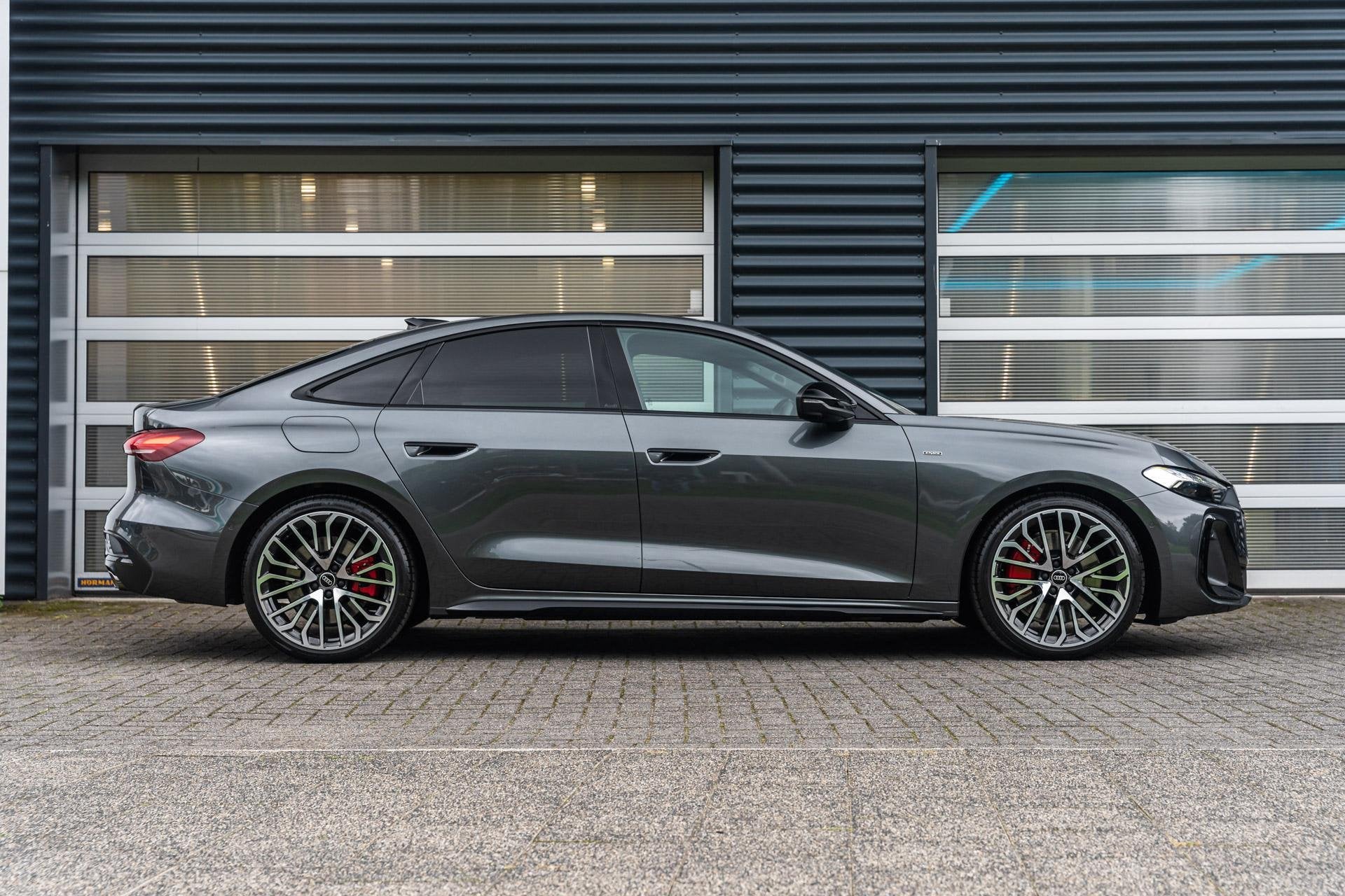 Audi A5 Limousine 2.0 e-hybrid 367pk quattro S edition Compe, Auto's, Automaat, 12 maanden, 4 cilinders, 150 min