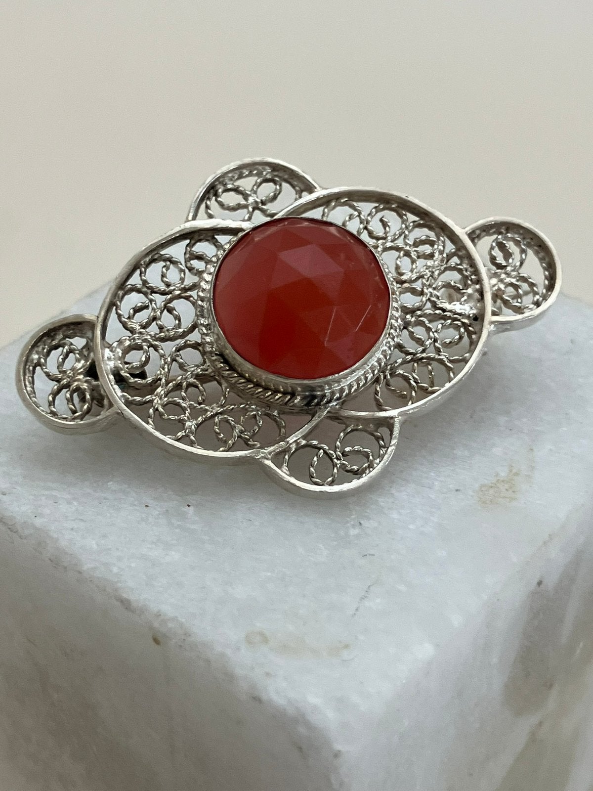 Zilveren filigrein speld met carneool, Ophalen of Verzenden, Zilver, Broche