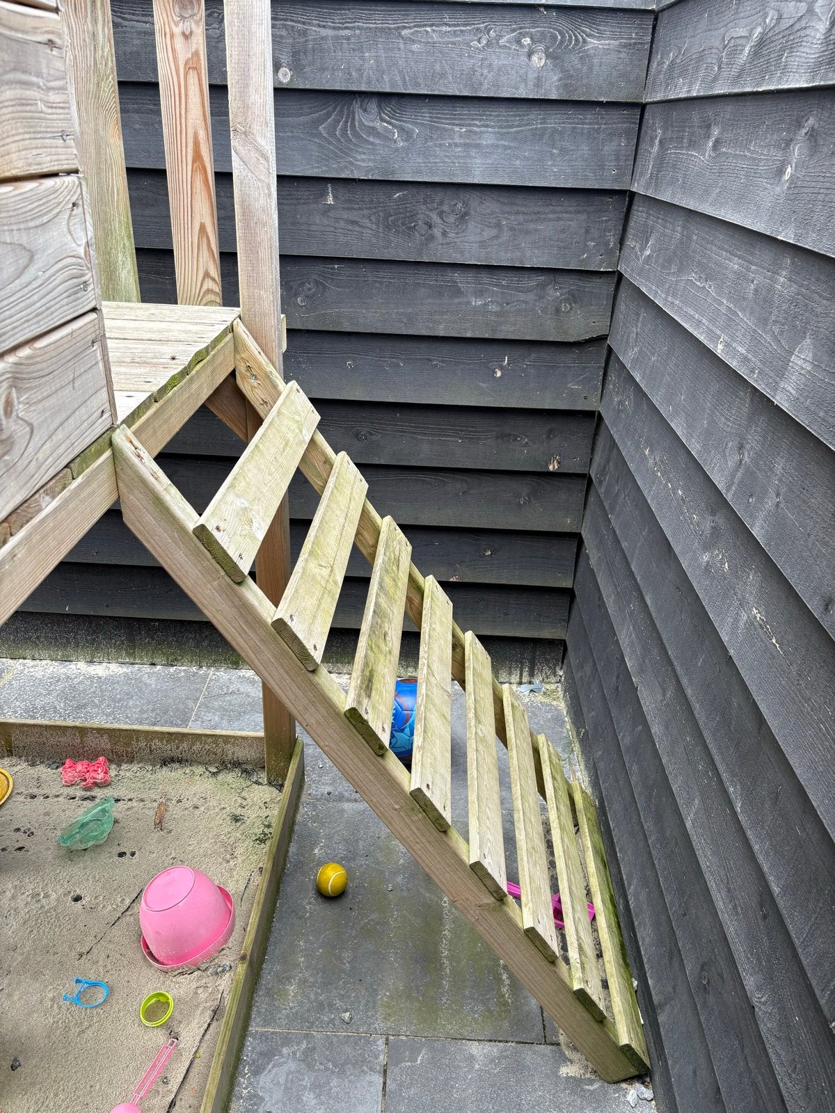 Houten speelhuisje met glijbaan en zandbak, Kinderen en Baby's, Speelgoed | Buiten | Speeltoestellen, Ophalen, Gebruikt, Glijbaan