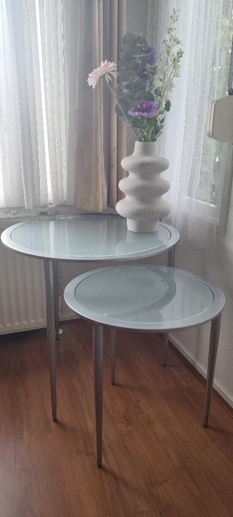 2 bijzettafels met aluminium en melkglas, Huis en Inrichting, Tafels | Bijzettafels, Strak, Metaal of Aluminium, Rond, 55 tot 75 cm