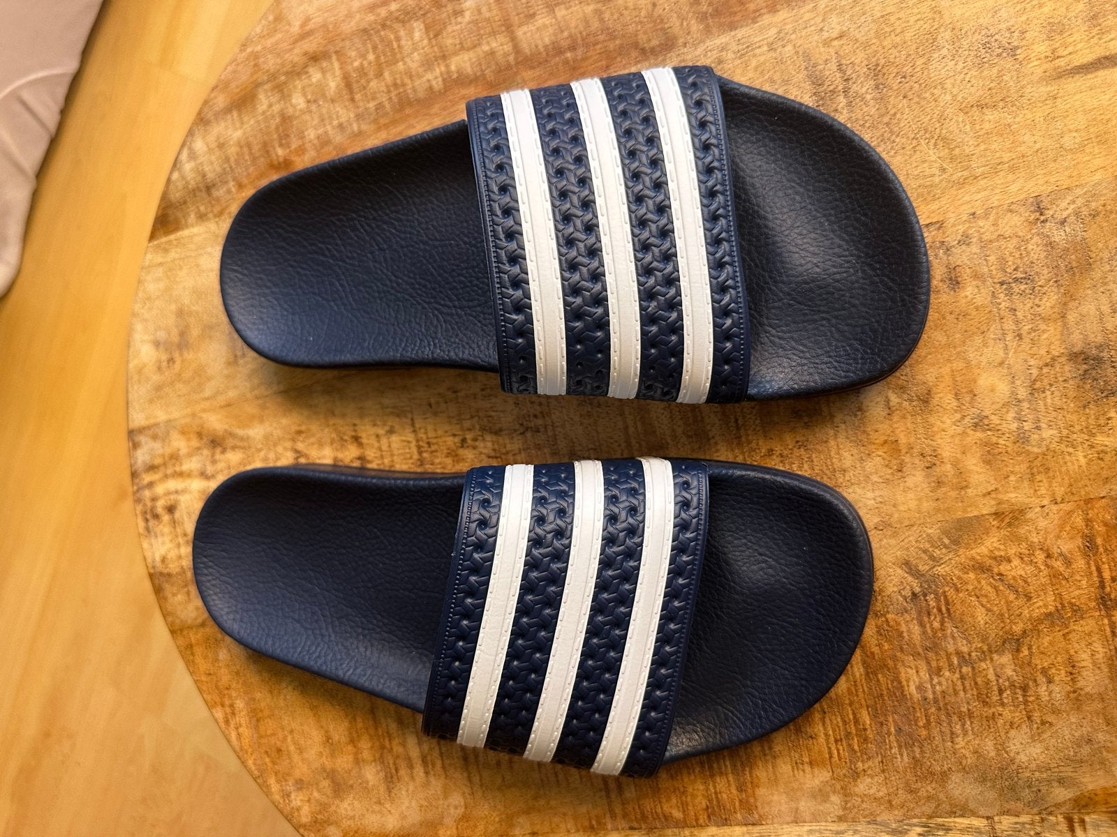 Gloednieuwe Adidas Originals Adilette badslippers - donkerbl, Ophalen of Verzenden, Nieuw, Blauw, Slippers