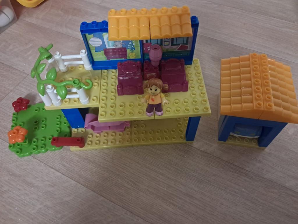 Leuk speelhuisje met auto en poppetje, Ophalen, Gebruikt, Overige merken