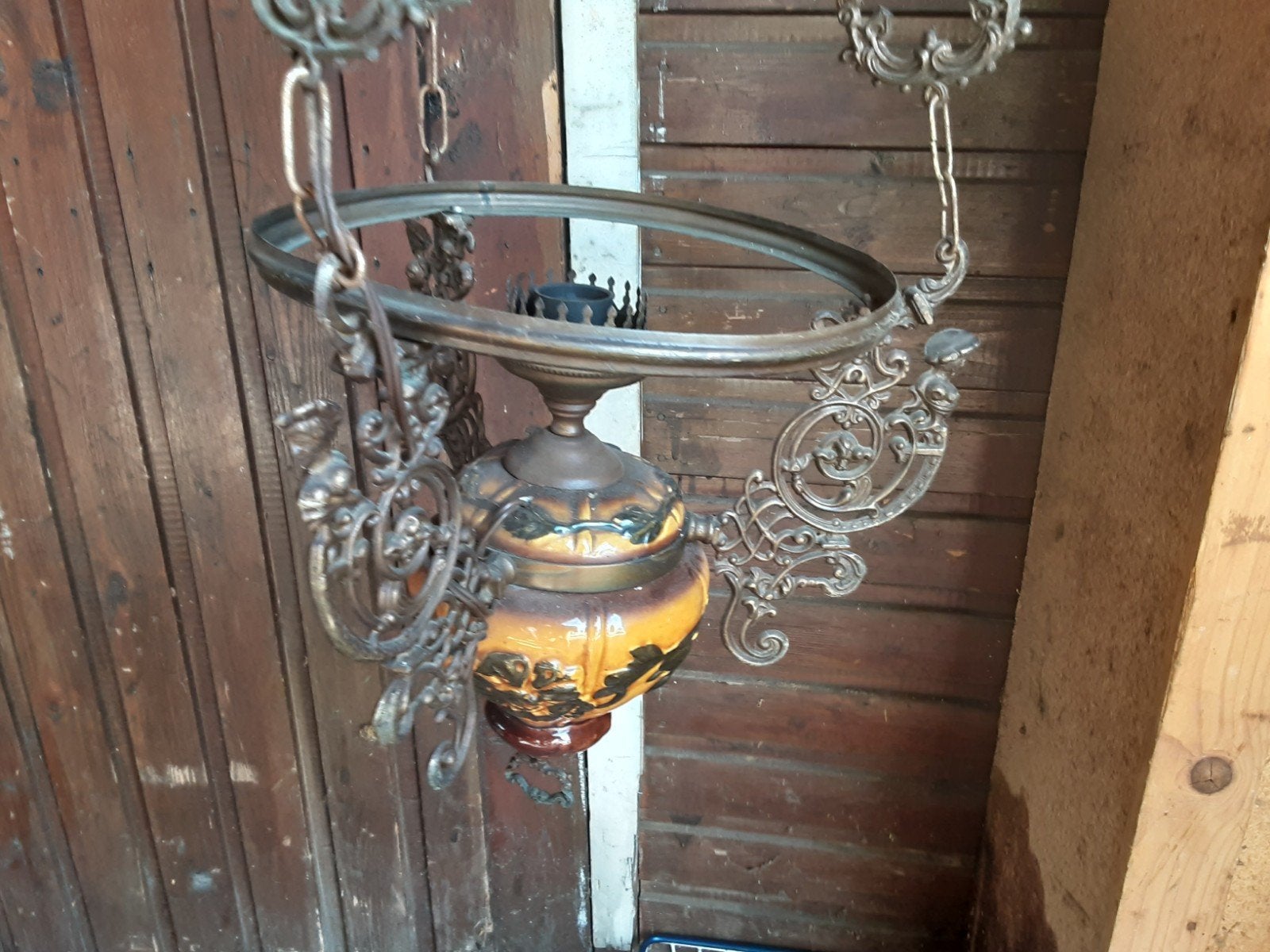 Antieke hanglamp met keramische pot en smeedijzeren details, Antiek en Kunst, Ophalen of Verzenden