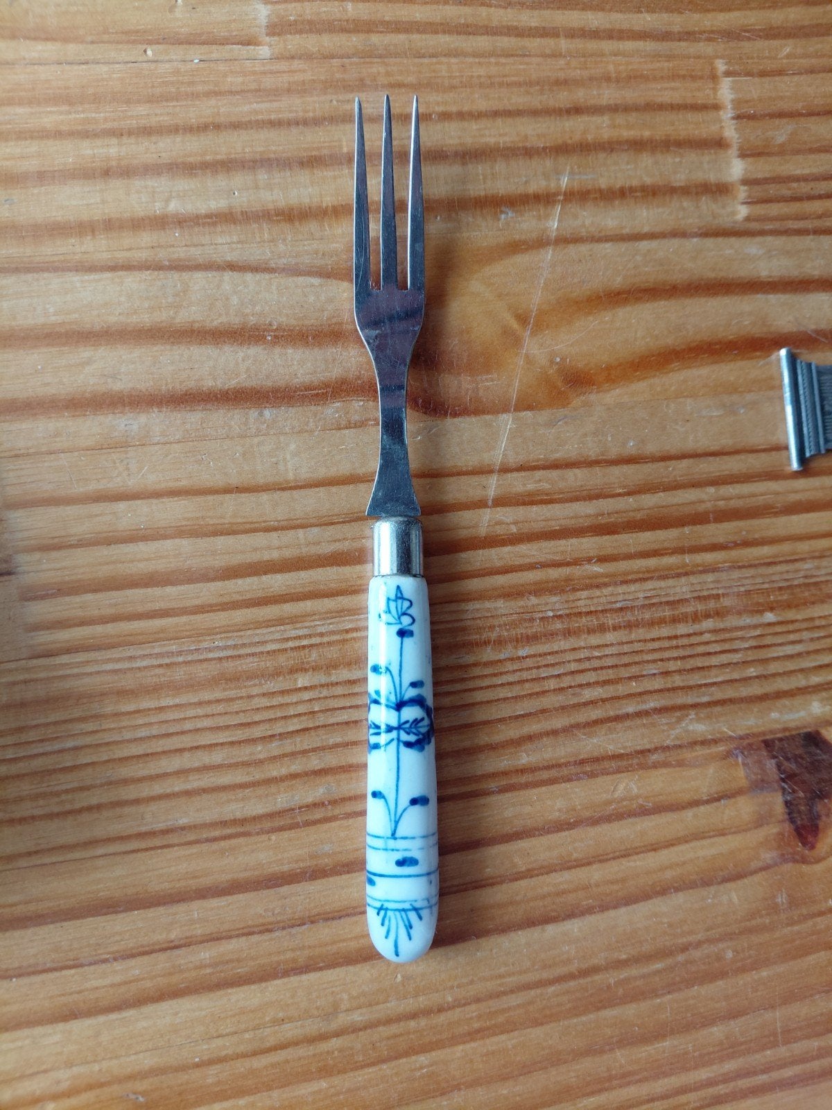 Fraai oud vorkje met Delfts Blauw handvat. 15 cm lang., Ophalen of Verzenden