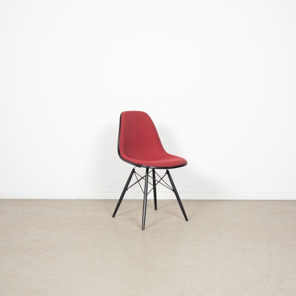 Vitra Eames DSW Stoel Rood/Zwart Stof/Kunststof - Hout