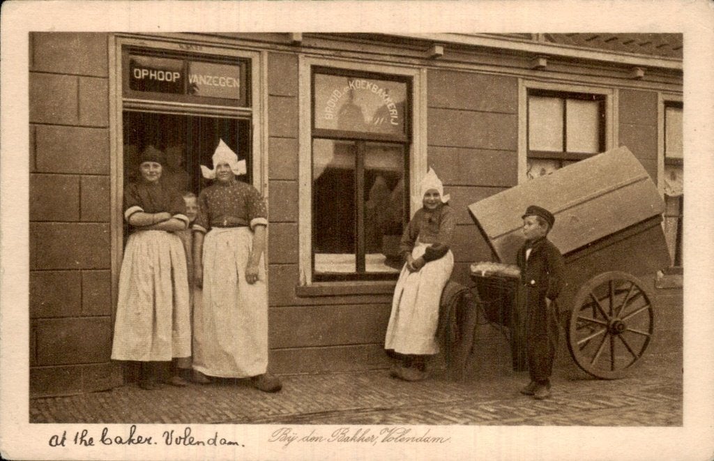 Volendam - Bakkerij - Vrouwen bij de winkel, Verzamelen, Ophalen of Verzenden, Voor 1920, Gelopen, Noord-Holland