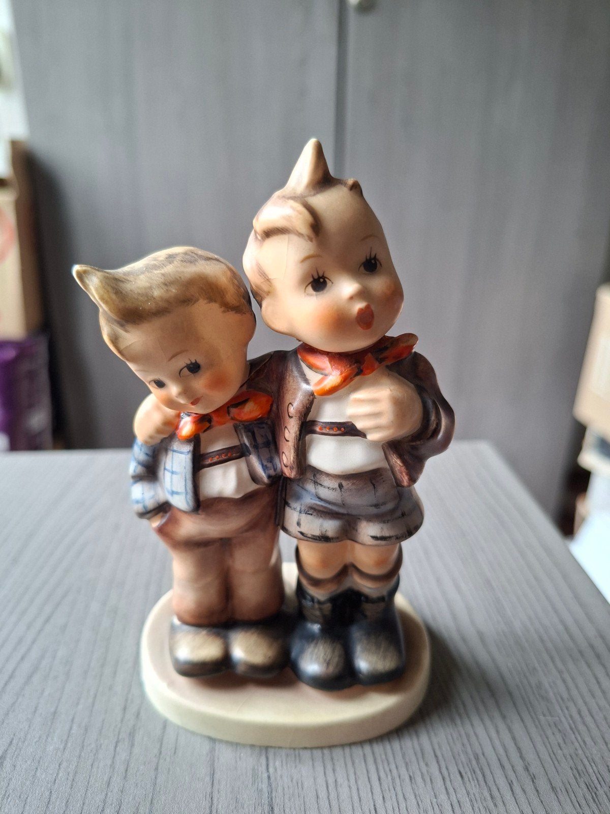 Hummel beeldje: Twee jongens arm in arm, Verzamelen, Beelden en Beeldjes, Zo goed als nieuw, Hummel, Ophalen