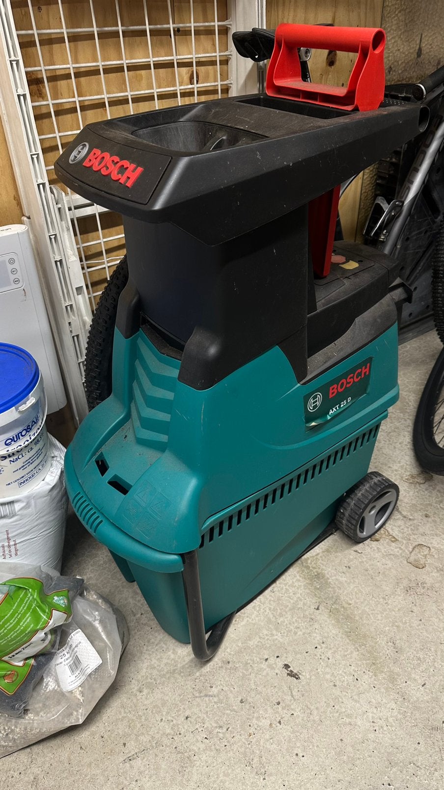 Versnipperaar hakselaar Bosch AXT 25 D, Ophalen, Gebruikt, Elektrisch, Met opvangbak