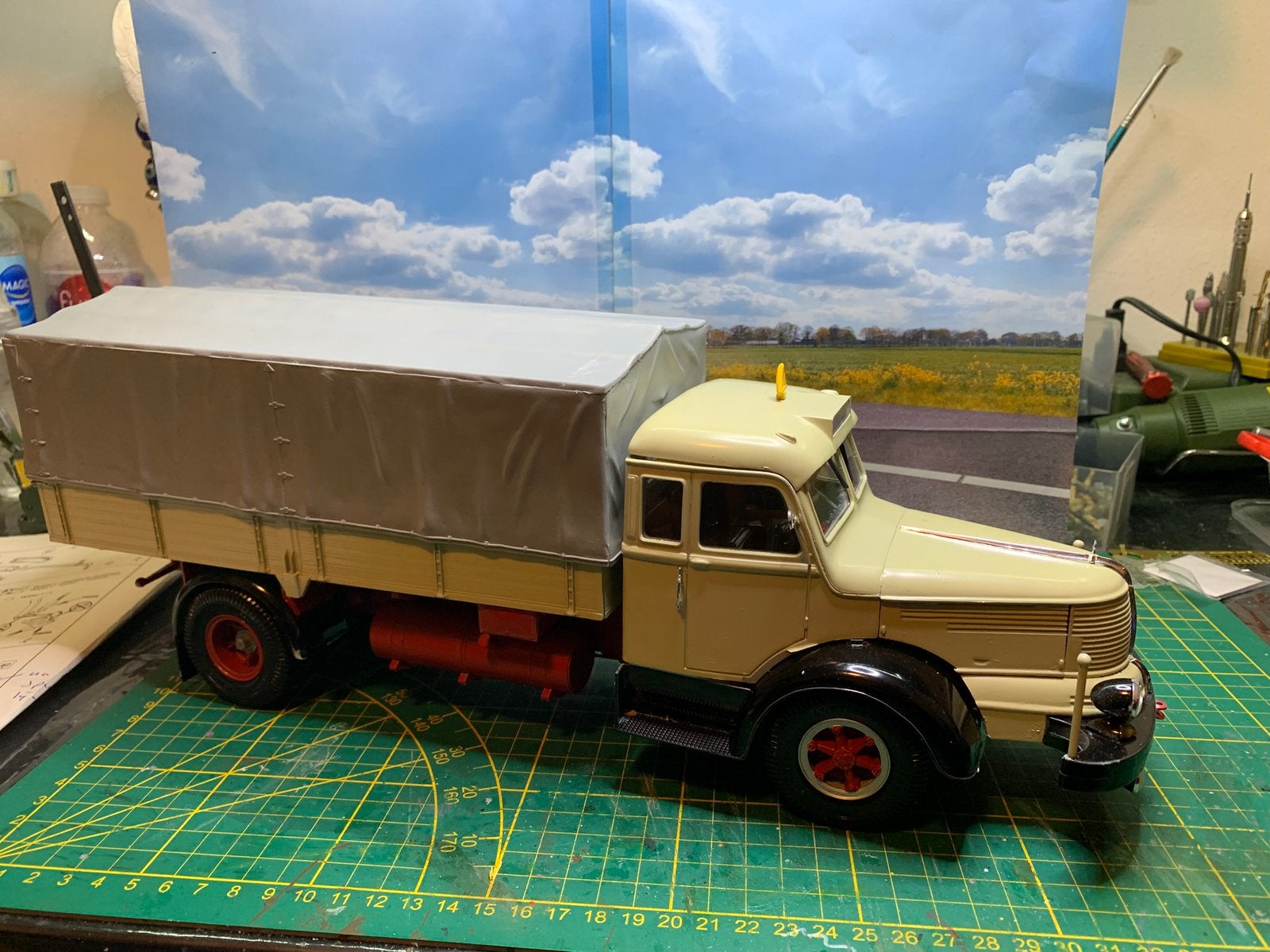 Revell Krupp Titan SWL 80 Modelbouw Truck 1:24 gebouwd, Hobby en Vrije tijd, Modelbouw | Auto's en Voertuigen, Gebruikt, Revell
