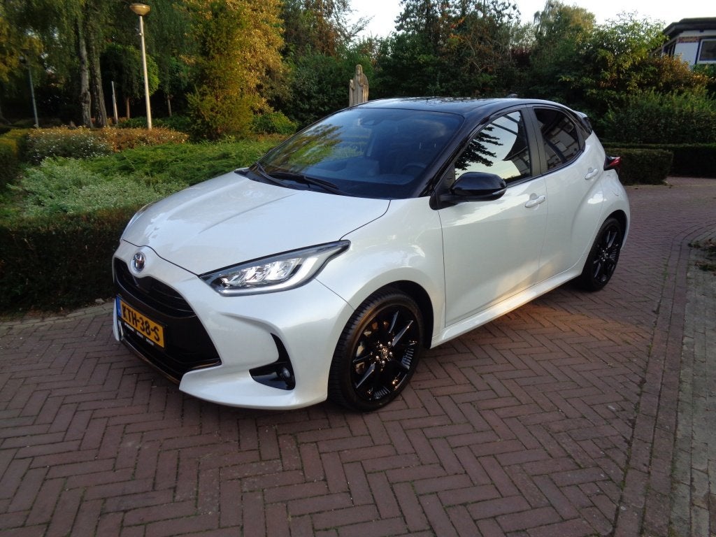 Toyota Yaris 1.5 Hybrid 116pk CVT Executive Sport bij Toyota, Auto's, 450 kg, Bedrijf, 92 pk, 3 cilinders