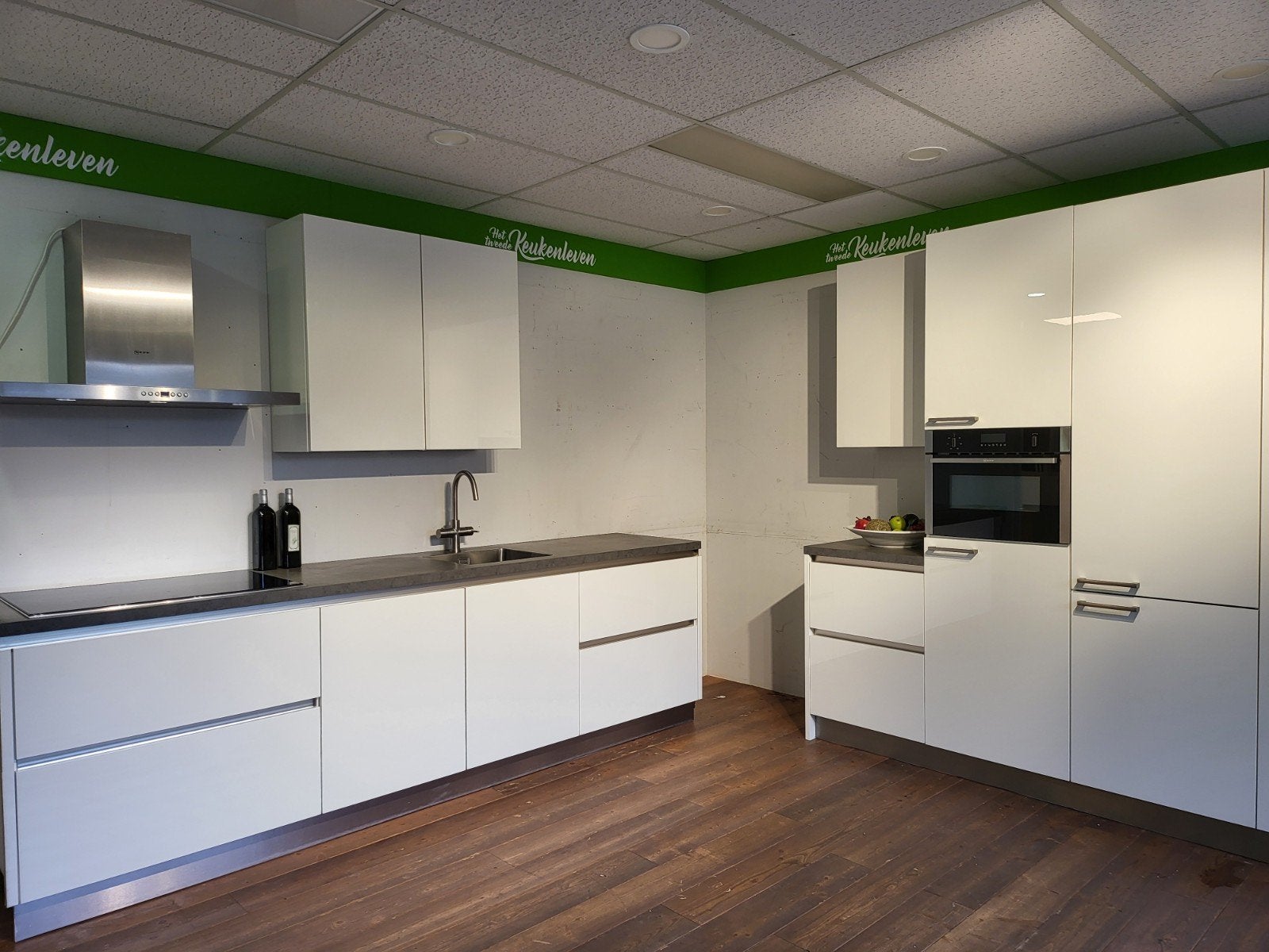 Moderne witte Keller keuken met NEFF apparatuur, Ophalen, Overige materialen, Wit, Dubbelwandige keuken