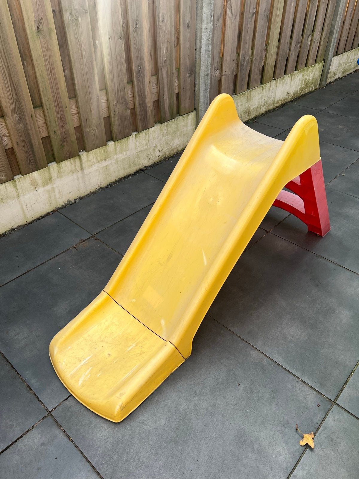 Gele kinderglijbaan met rode trap, Ophalen, Gebruikt, Glijbaan