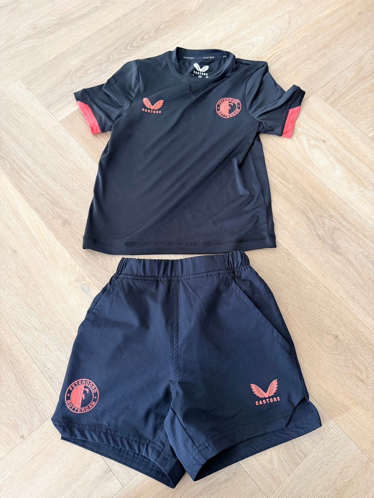 Feyenoord Trainingsset Zwart - Shirt & Broekje maat 128, Ophalen of Verzenden, Zo goed als nieuw, Jongen of Meisje