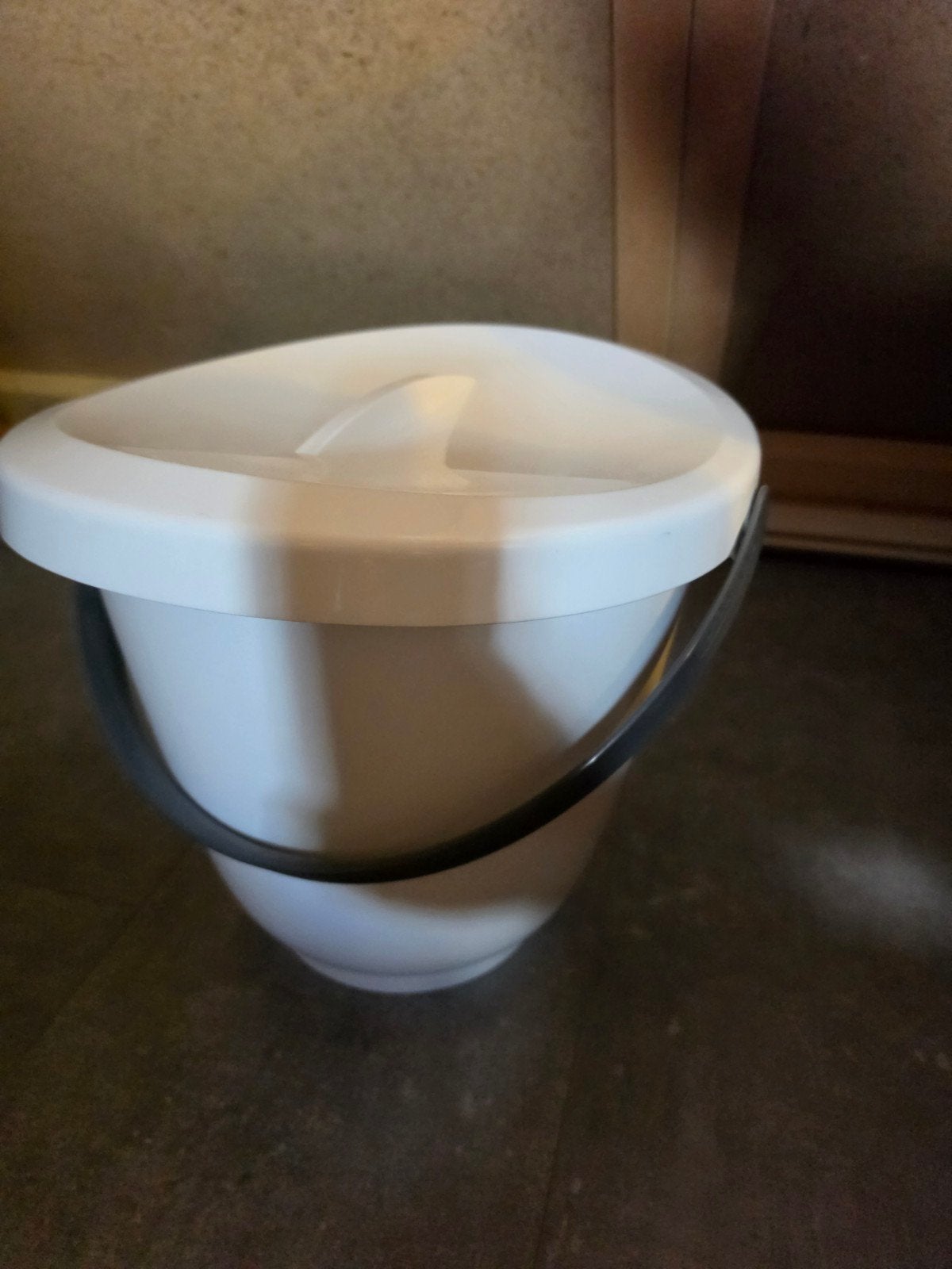 Witte luier emmer met deksel en handvat, Ophalen, Zo goed als nieuw, Kunststof, Met deksel