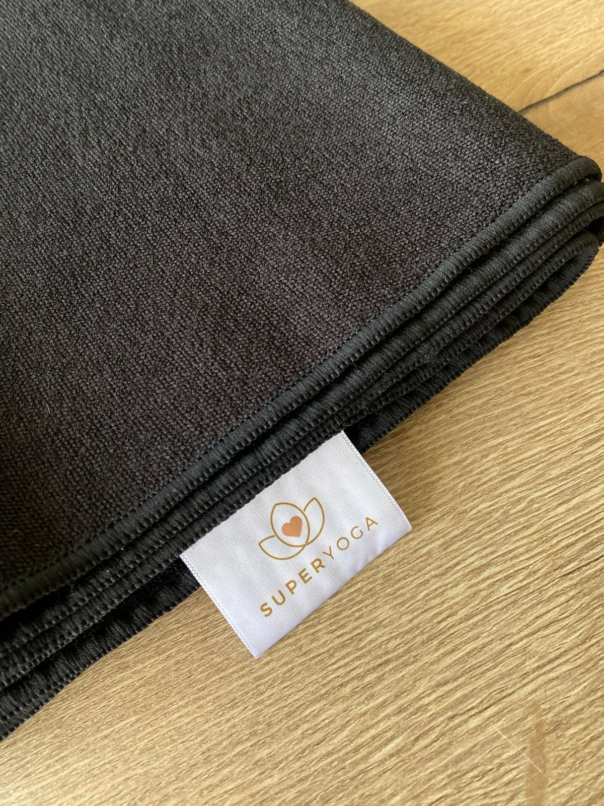Superyoga Lotus Antislip Yoga Handdoek Zwart 181x61cm, Ophalen of Verzenden, Nieuw, Yoga-accessoire