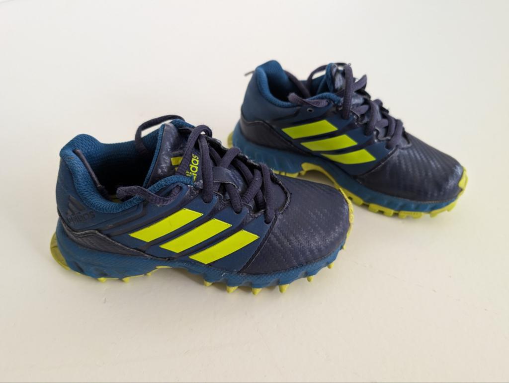 Adidas Hockeyschoenen - Maat 28, Sport en Fitness, Hockey, Ophalen of Verzenden, Zo goed als nieuw, Schoenen