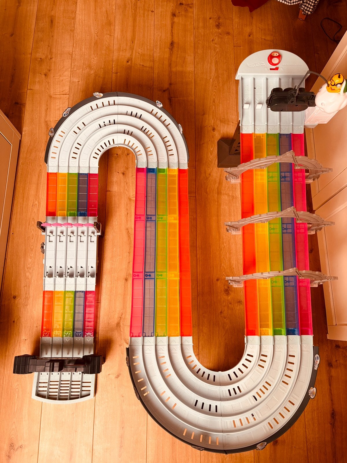 Hotwheels Mario Kart Regenboogbaan + 2 auto’s + doos, Kinderen en Baby's, Speelgoed | Racebanen, Ophalen, Zo goed als nieuw, Handmatig