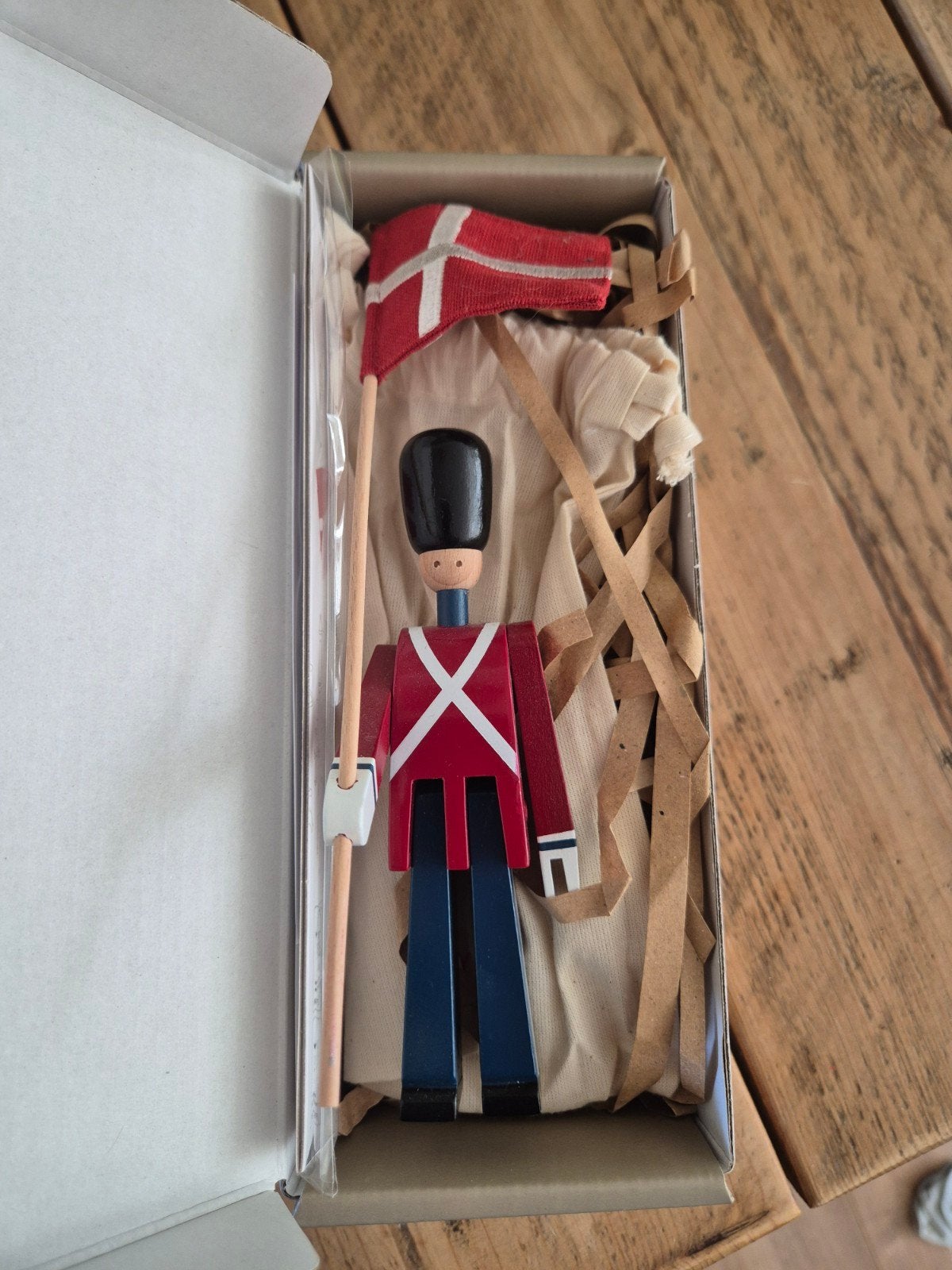 Kay Bojesen Vaandeldrager met Textielvlag, Minder dan 20 cm, Ophalen of Verzenden, Handgemaakt, Beeld