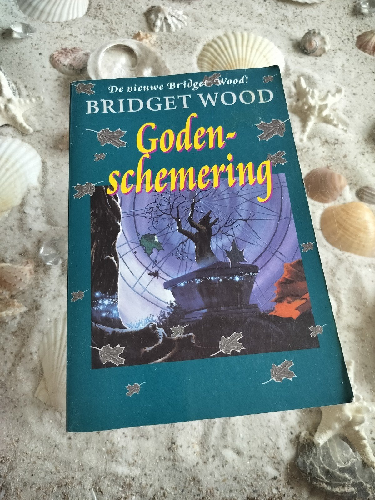 Bridget Wood - Godenschemering, Gelezen, Ophalen of Verzenden, B. Wood