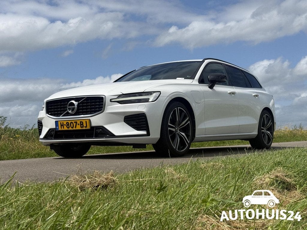 Volvo V60 2.0 T8 Twin Engine AWD 390pk R-Design 360|PANO|HUD, Auto's, Volvo, Automaat, Gebruikt, 4 cilinders, Wit