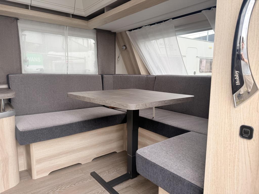 Hobby De Luxe 460 LU 2026! Nieuw, met vloerverwarming, Caravans en Kamperen, Caravans, Rondzit, Hobby, Bedrijf, 4 tot 5 meter
