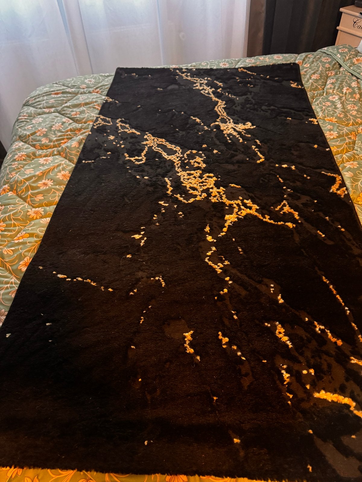 Zwart vloerkleed met goudkleurig patroon - 1.50m x 0.90m, Gebruikt, 100 tot 150 cm, Zwart, Rechthoekig