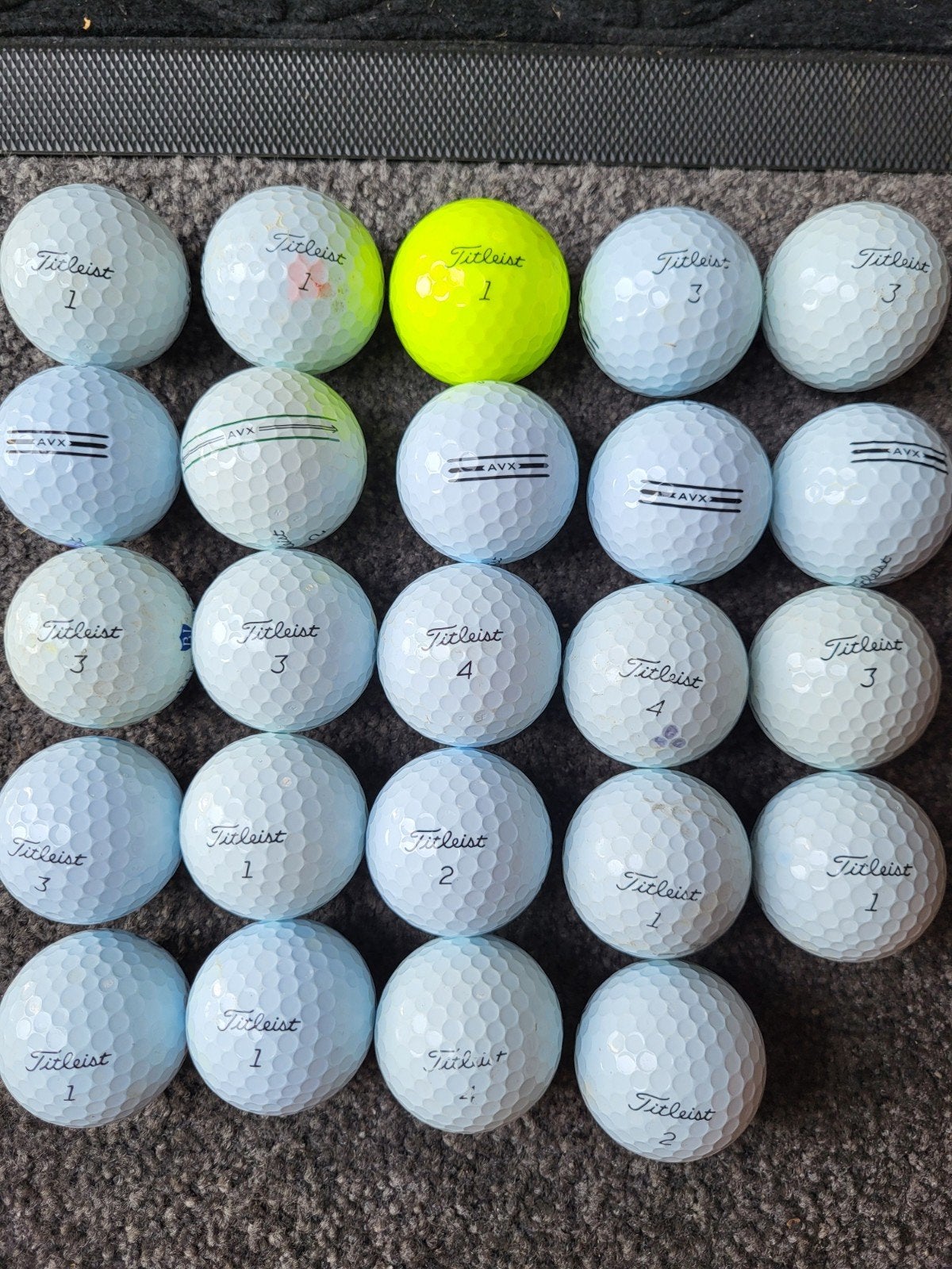 24 Titleist AVX golfballen, Sport en Fitness, Golf, Ophalen of Verzenden, Gebruikt, Bal(len)