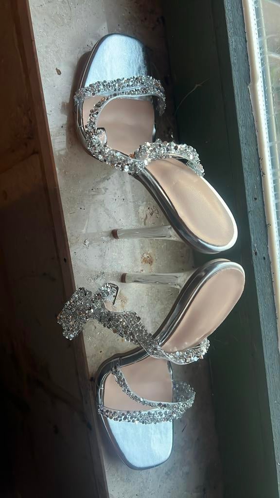 Zilveren sandalen met strass en hoge hakken, Ophalen of Verzenden, Zo goed als nieuw, Overige kleuren, Sandalen of Muiltjes