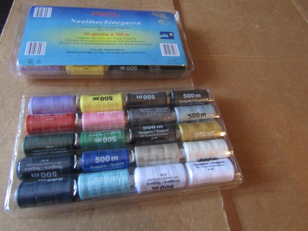 1 Cadeau doos met 20 klossen Naaimachine garen.500 mtr, Hobby en Vrije tijd, Naaien en Fournituren, Ophalen, Nieuw, Garen of Naald(en)