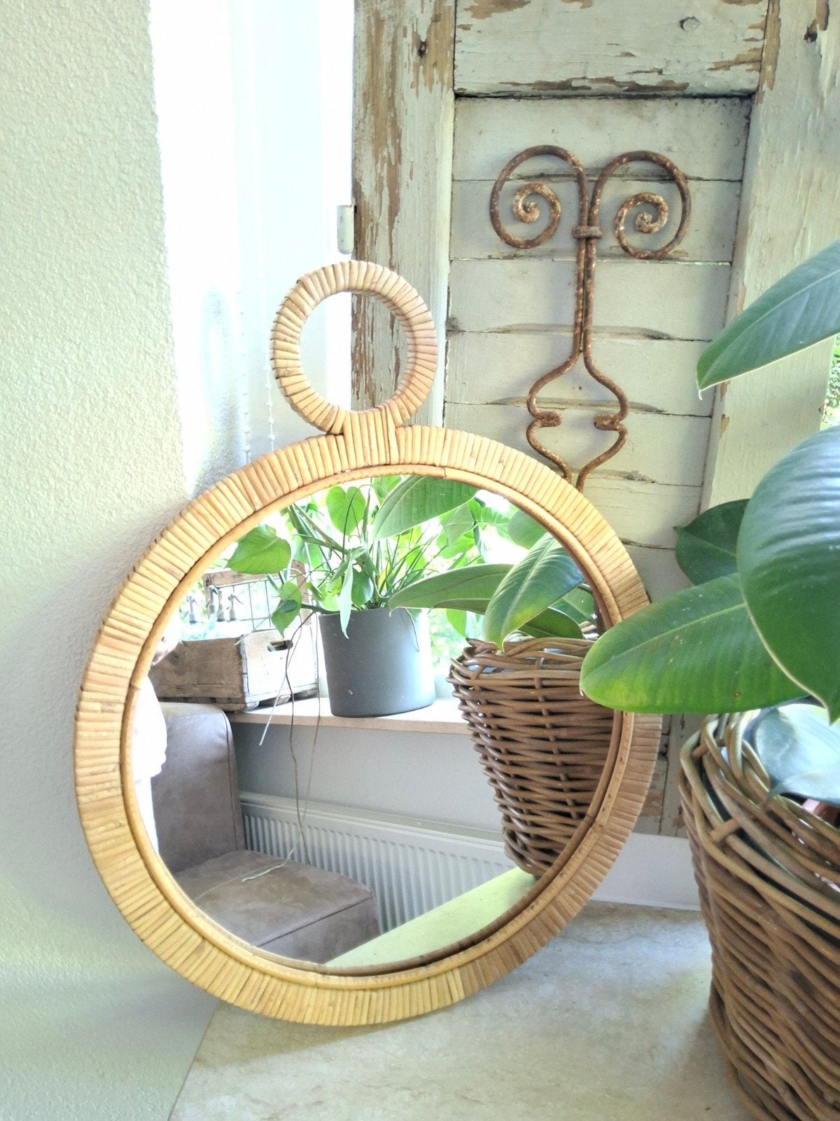 Rotan spiegel met handvat - 50x41 cm, Huis en Inrichting, Woonaccessoires | Spiegels, Rond, Ophalen of Verzenden, Zo goed als nieuw