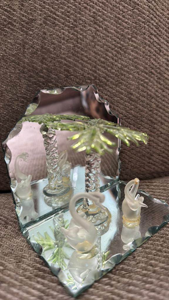 Glazen decoratie met palmbomen en zwanen, Huis en Inrichting, Meerkleurig, Overige stijlen, Ophalen of Verzenden, Zo goed als nieuw