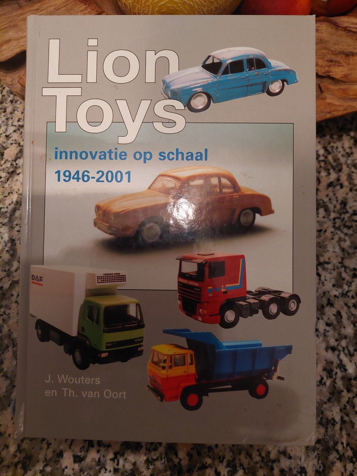 J. Wouters - Lion Toys boek & 2 lion car modellen in doos., Ophalen of Verzenden, Nieuw, Bus of Vrachtwagen, Lion Toys