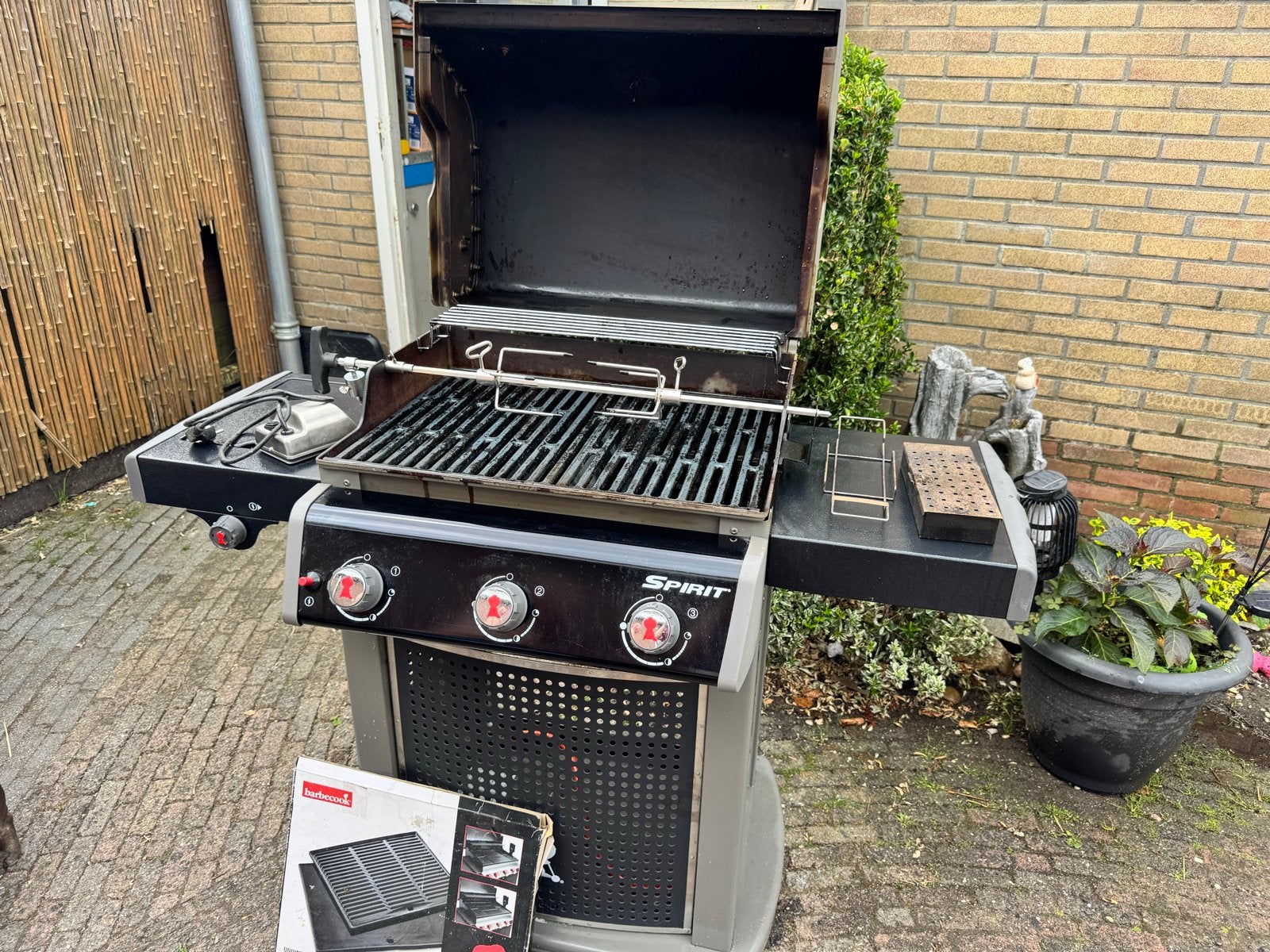 Weber Spirit Gasbarbecue met zijbrander en draaispit, Ophalen, Gebruikt
