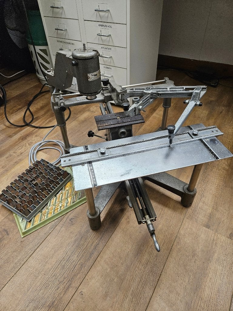 Gravograph graveermachine met graveerletters, Hobby en Vrije tijd, Ophalen, Gebruikt